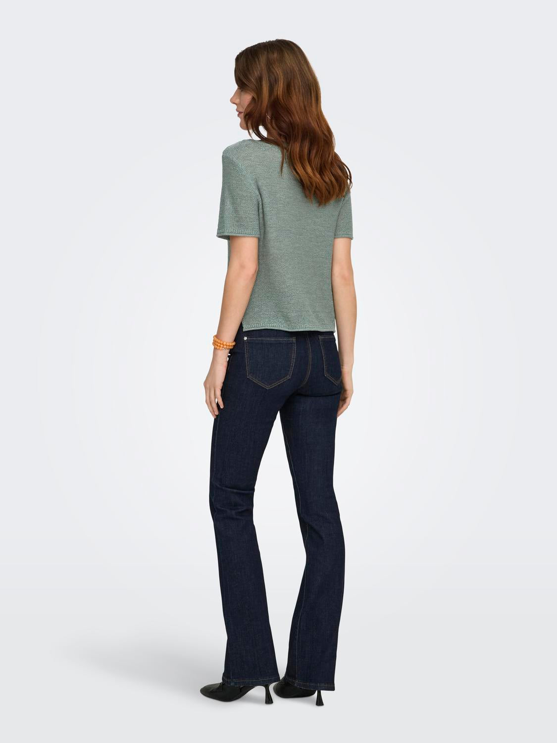 model_shot-back